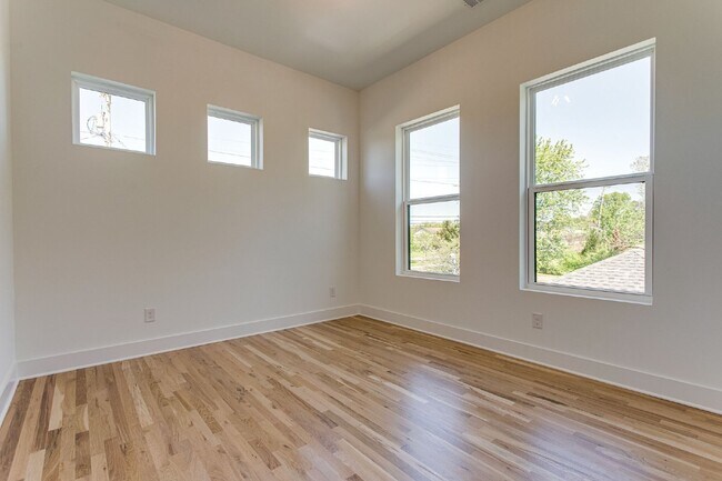 Building Photo - LIKE NEW - Beautiful 4 or 5 BR in Lockelan...