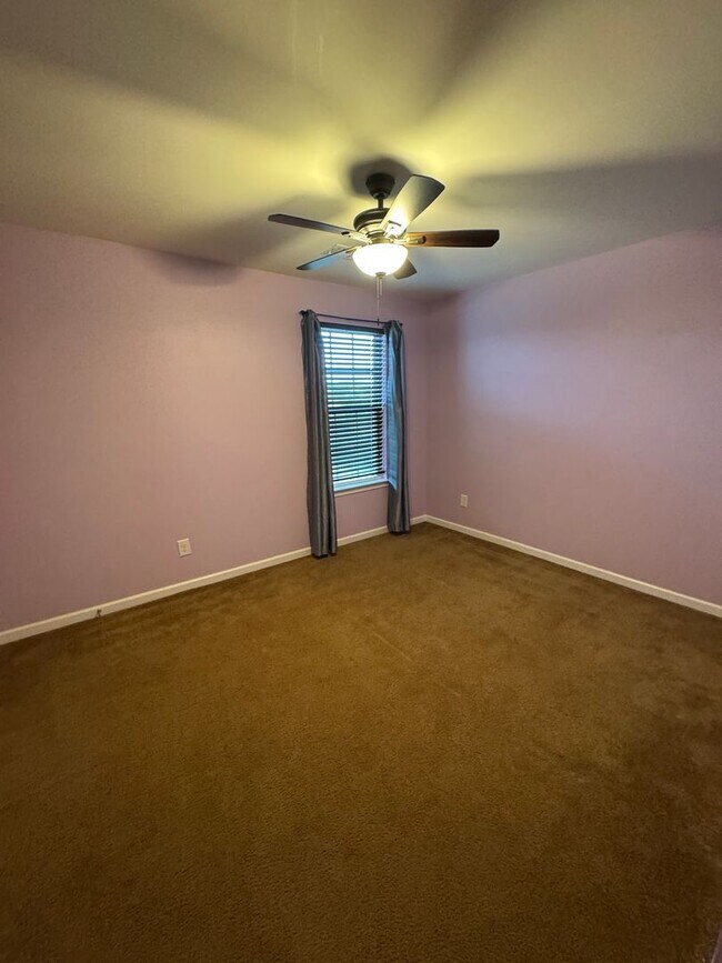 Building Photo - 4 bedroom 2.5 bathroom in Bellevue's Avondale Park neighborhood.  All bedrooms upstairs, open con...