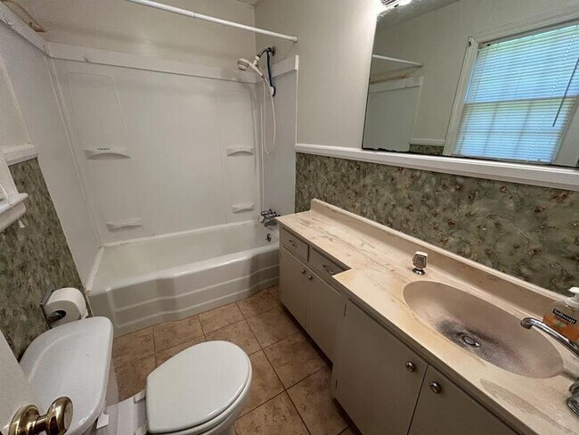 Building Photo - 317 Clarendon Dr
