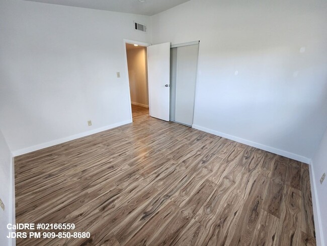 Building Photo - Rialto 5 Bedroom Home