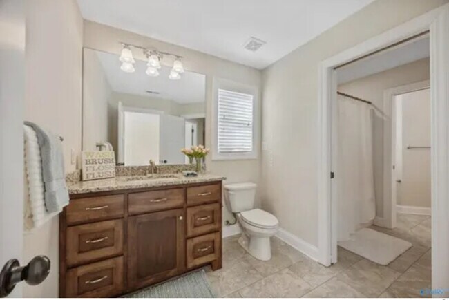 Building Photo - 2807 Talon Cir