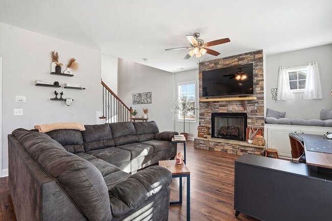 Building Photo - GORGEOUS 4 bedroom Single Family Home - Conveniently located to Fort Bragg