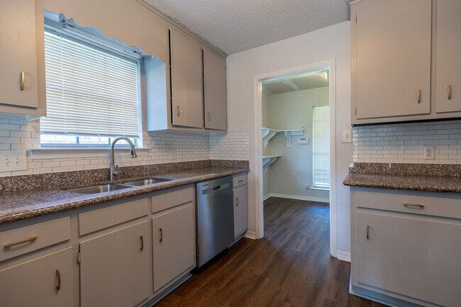 Building Photo - 3 Bedroom, 2 bathroom in Fairhope Availabl...