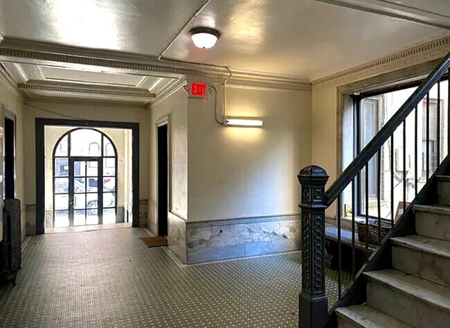 Building Photo - 373 S 4th St