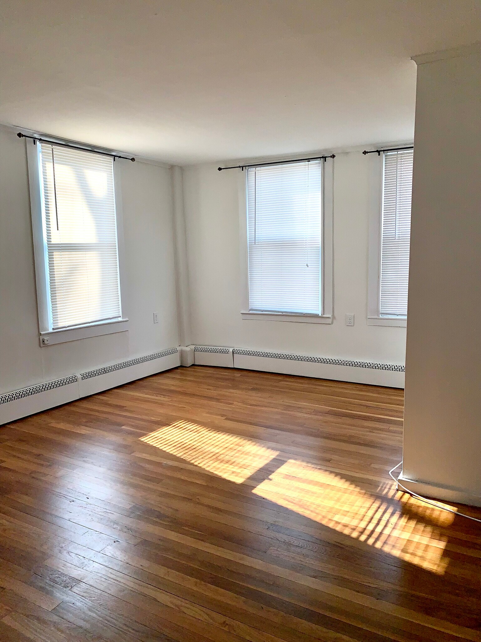 Building Photo - 1490 Farmington Ave