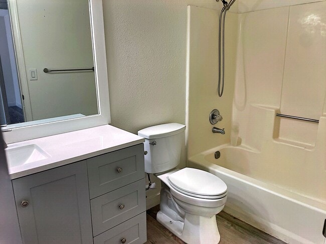 Building Photo - 2419 N Clark St