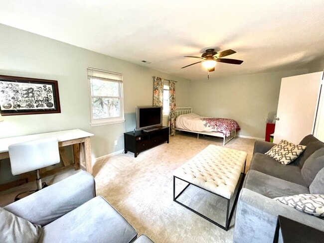 Building Photo - Spacious 6 bedroom home in Virginia Beach