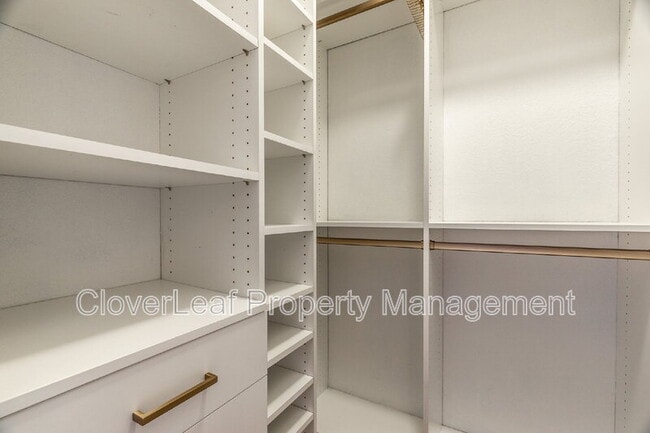 Building Photo - 8003 Oxbow Way