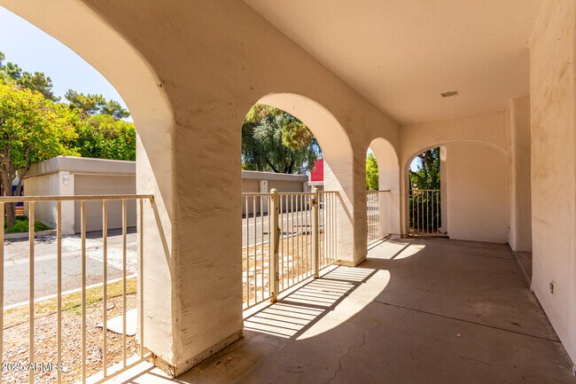 Building Photo - 5200 S Lakeshore Dr