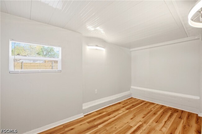 Building Photo - 1640 Daniels Dr