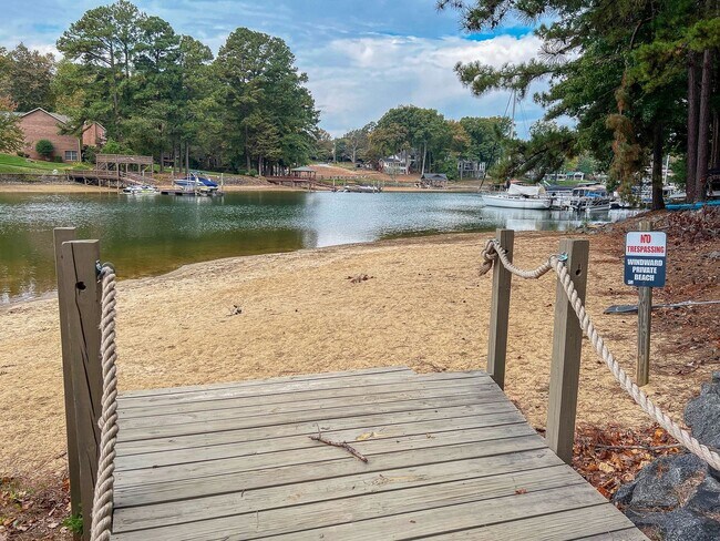 Building Photo - Amenity rich water front condo ready for move in!