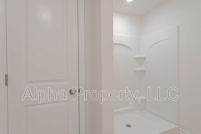 Building Photo - 30 Moorlyn Ln