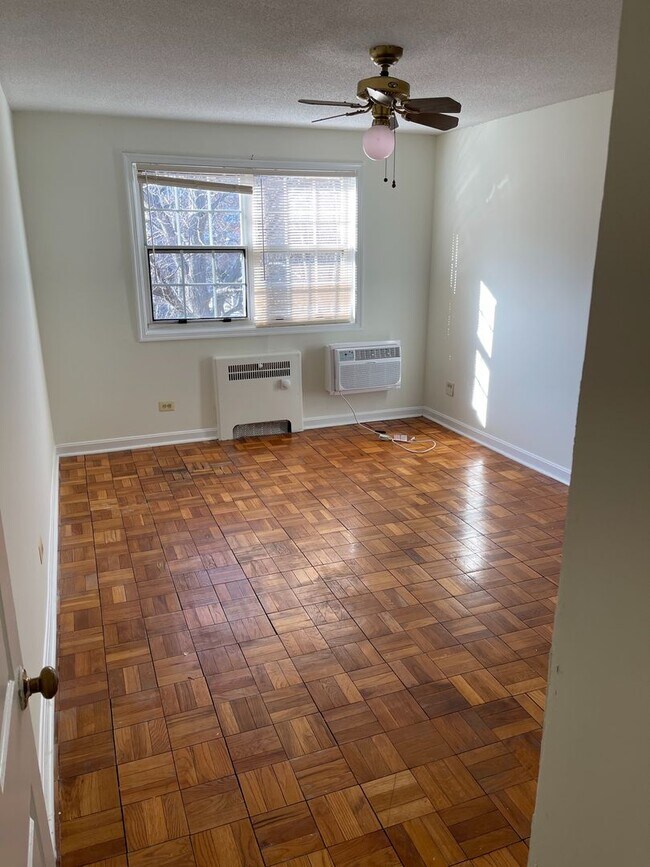 Building Photo - Top Floor 2BR, 1BA Garden Condo Near Ballston Metro