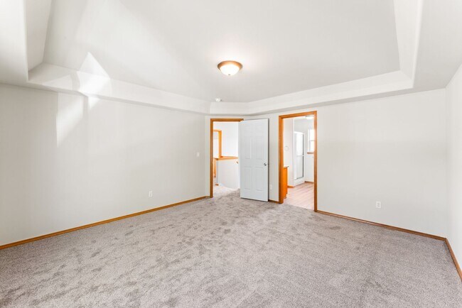 Building Photo - 1560 SW Reindeer Ave