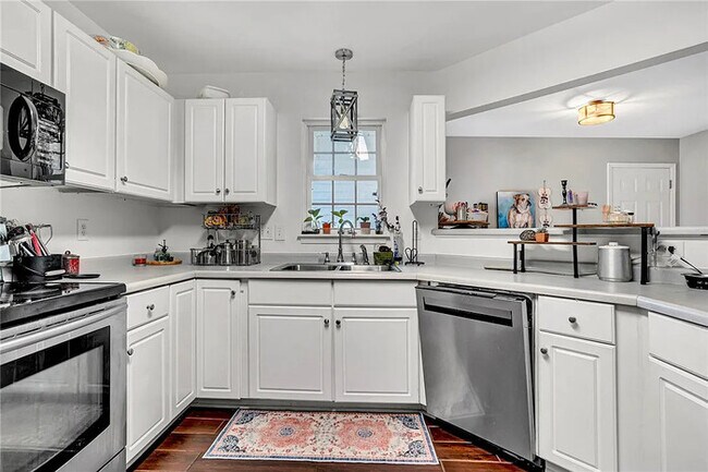 Building Photo - 4 Bedroom 2.5 Bathrooms