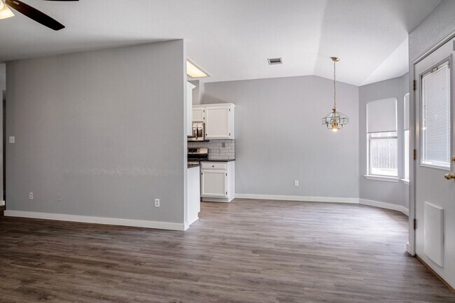 Building Photo - Beautiful & Convenient 3 Bedroom, 2 Bath Home in North Austin