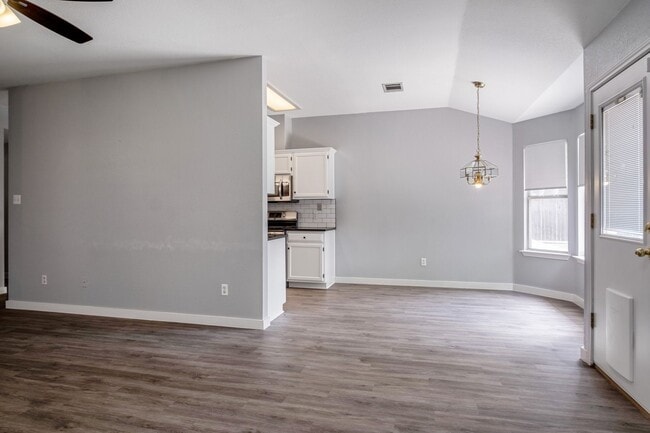 Building Photo - Imagine Coming Home to Comfort, Convenience & Style in North Austin!