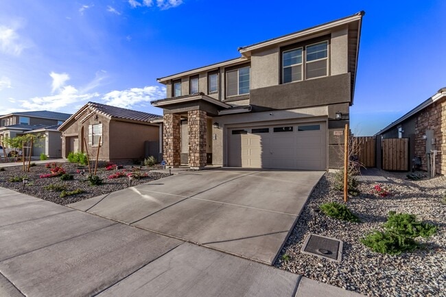 Building Photo - BEAUTIFUL 5 bedroom plus loft!