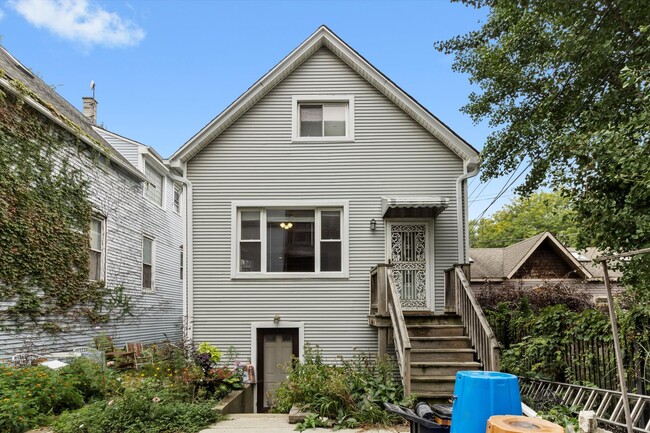 Primary Photo - 2120 N Whipple St