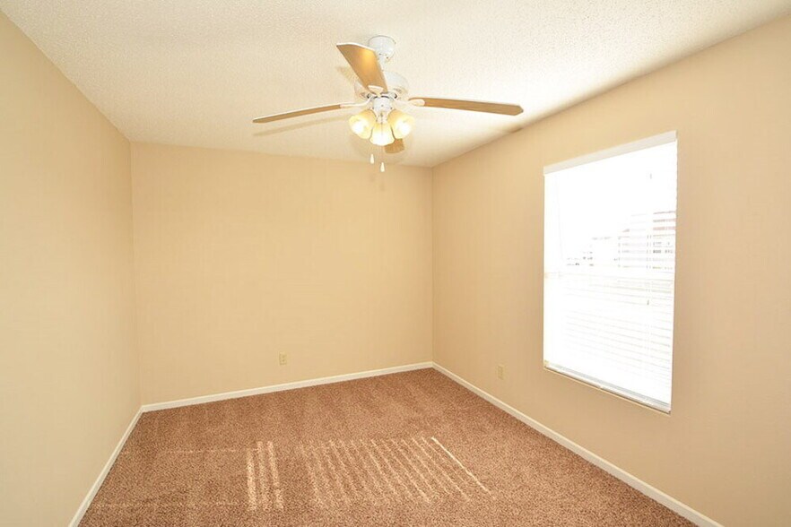 Building Photo - 911 Bentgrass Dr