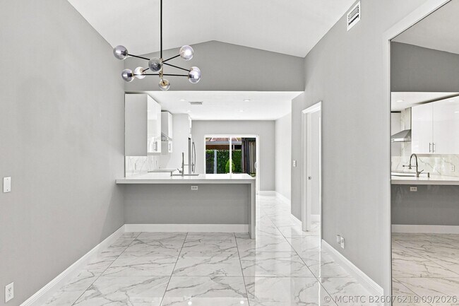 Building Photo - 372 W Riverbend Dr