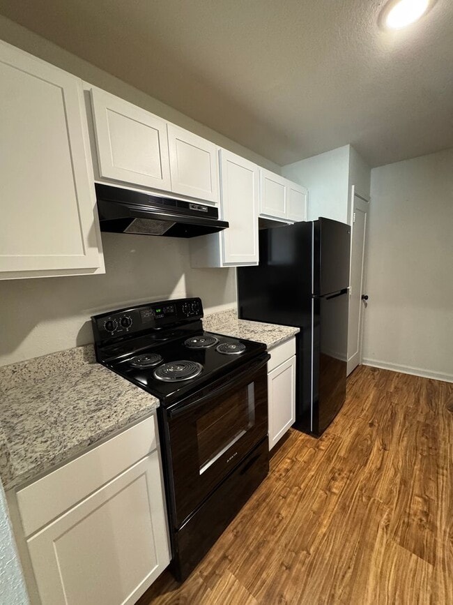 Building Photo - Newly Renovated 2 Bed / 1 Bath Apt. In Tru...