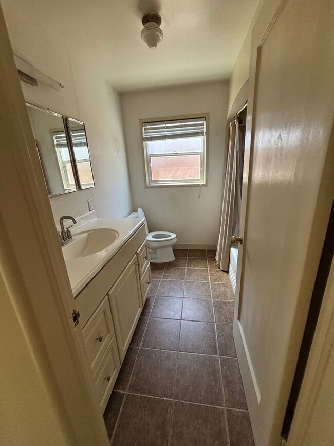Building Photo - 2 Bedroom 1 Bath Family Home