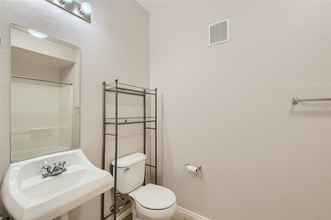 Building Photo - GATED 1ST FLOOR 2 BED, 2 BATH TOWNHOME IN ...