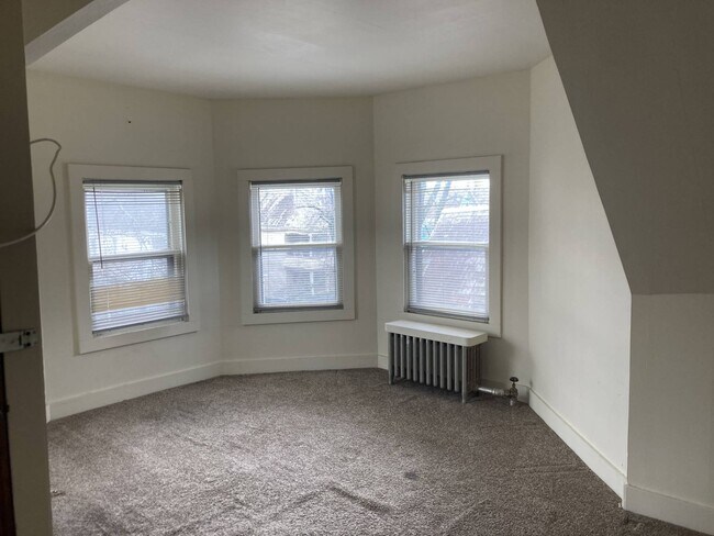 Building Photo - 1049 Park Ave