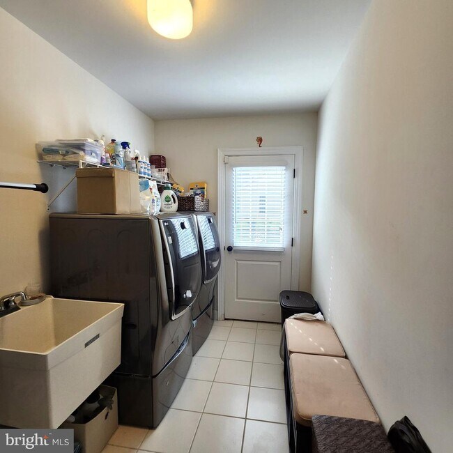 Building Photo - 6493 Fox Glove Ln