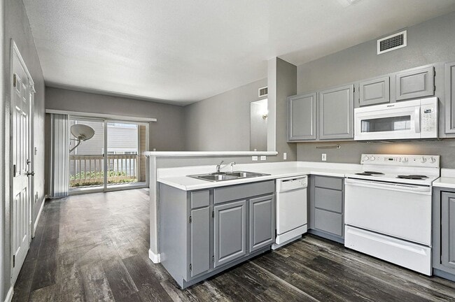Building Photo - Immaculate Updated 2-Bedroom, 2-Bath Groun...