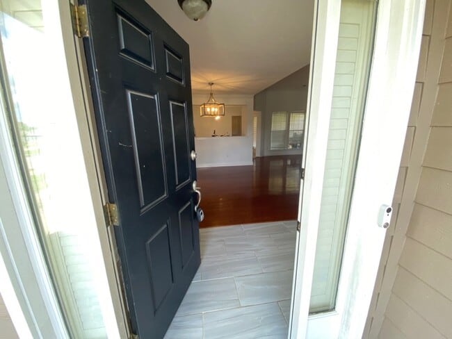 Building Photo - 1307 Hallwood Ln