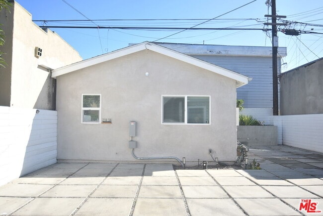 Building Photo - 2114 1/2 Ridgeley Dr