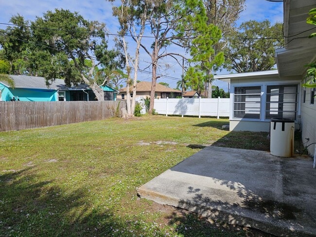 Building Photo - Annual Unfurnished Cute Florida Home with a private backyard for enjoying the Florida Lifestyle! ...