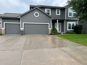 Building Photo - Must See Elkhorn Home!!