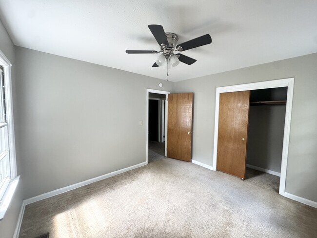 Building Photo - 221 Shirley Dr