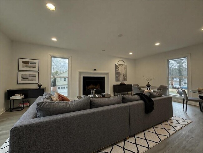 Building Photo - 3663 Heatherwood Dr NE