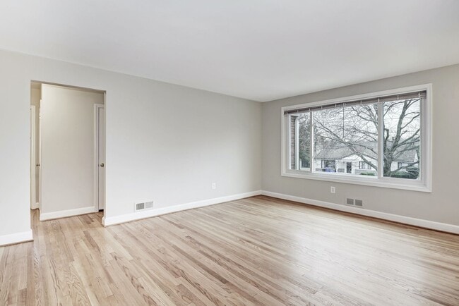 Building Photo - 3 Bed 2.5 Bathroom - Chevy Chase Rancher -...