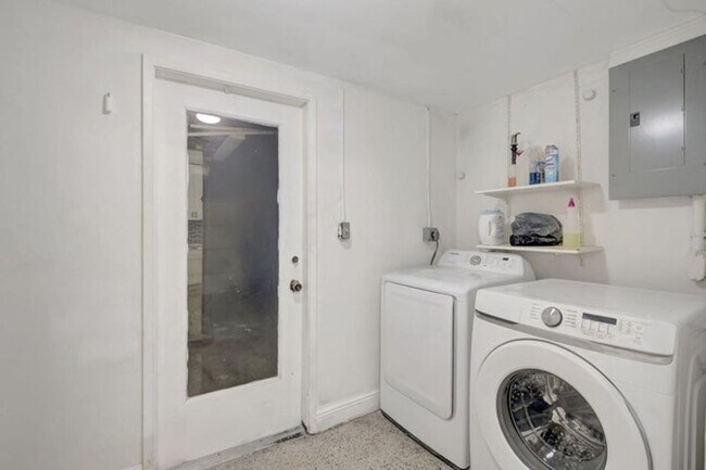 Building Photo - 3550 NE 4th Ave