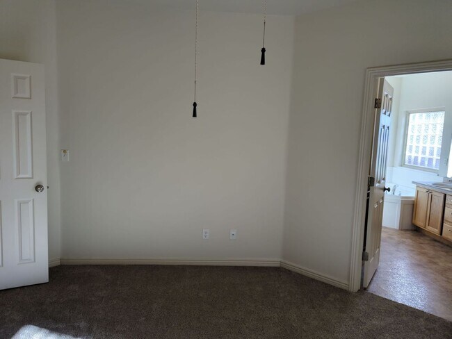 Building Photo - 2572 S 500 W