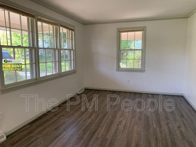 Building Photo - 204 Pennwood Ln