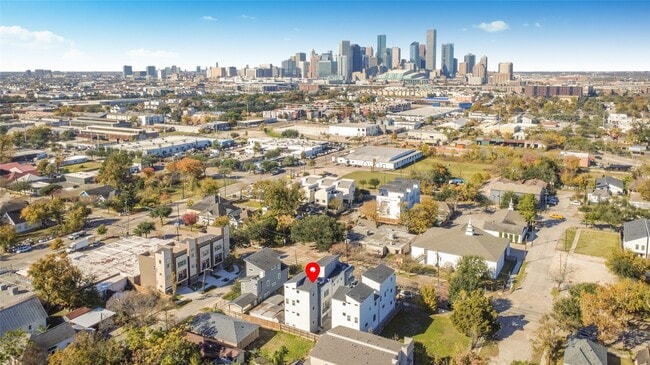 Building Photo - 208 N York St