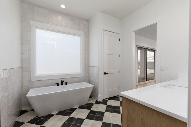 Building Photo - Stunning 5 bed 4 bath with RV Garage