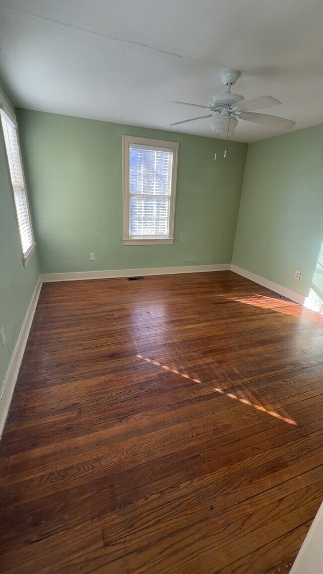 Building Photo - Belhaven apartment for $1295 with washer/ dryer and water included!!