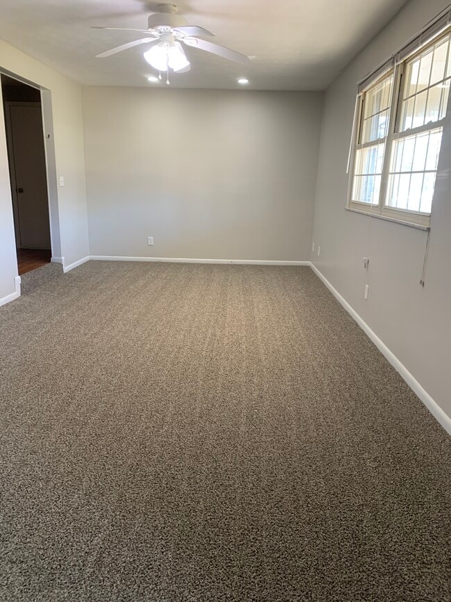 Building Photo - 1424 Town Hall Rd