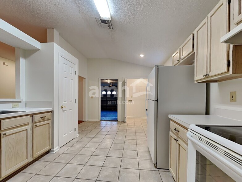 Building Photo - 7804 Spring Branch Dr S