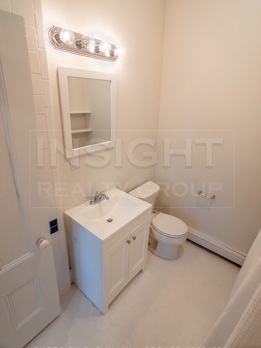 Building Photo - 61 Pond St