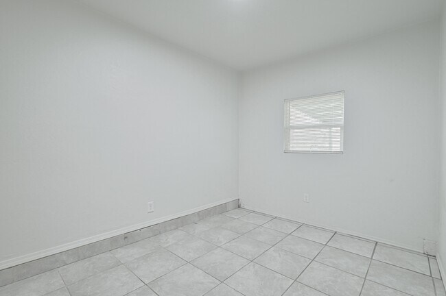 Building Photo - 4720 SE 50th St