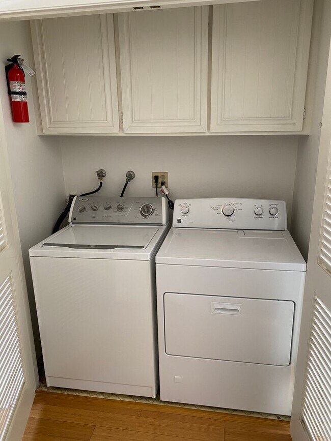 Building Photo - Spacious and Renovated Santa Monica Townhouse - Walker's Paradise 12th and Wilshire!