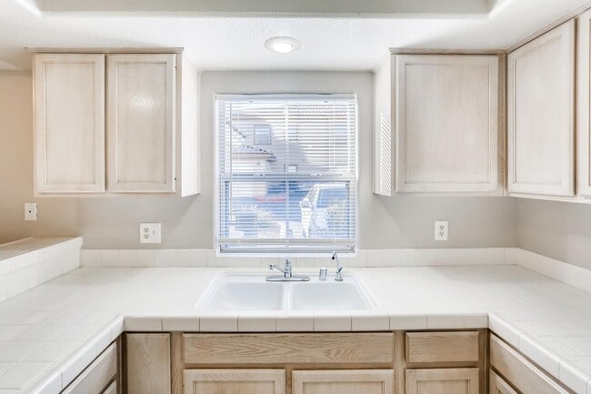 Building Photo - Northwest 1st Floor Condo in a Gated Community